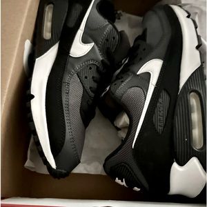 Air Max 90 size 10.5 Black & White